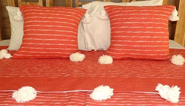 Kissen und Pompons aus Baumwolle